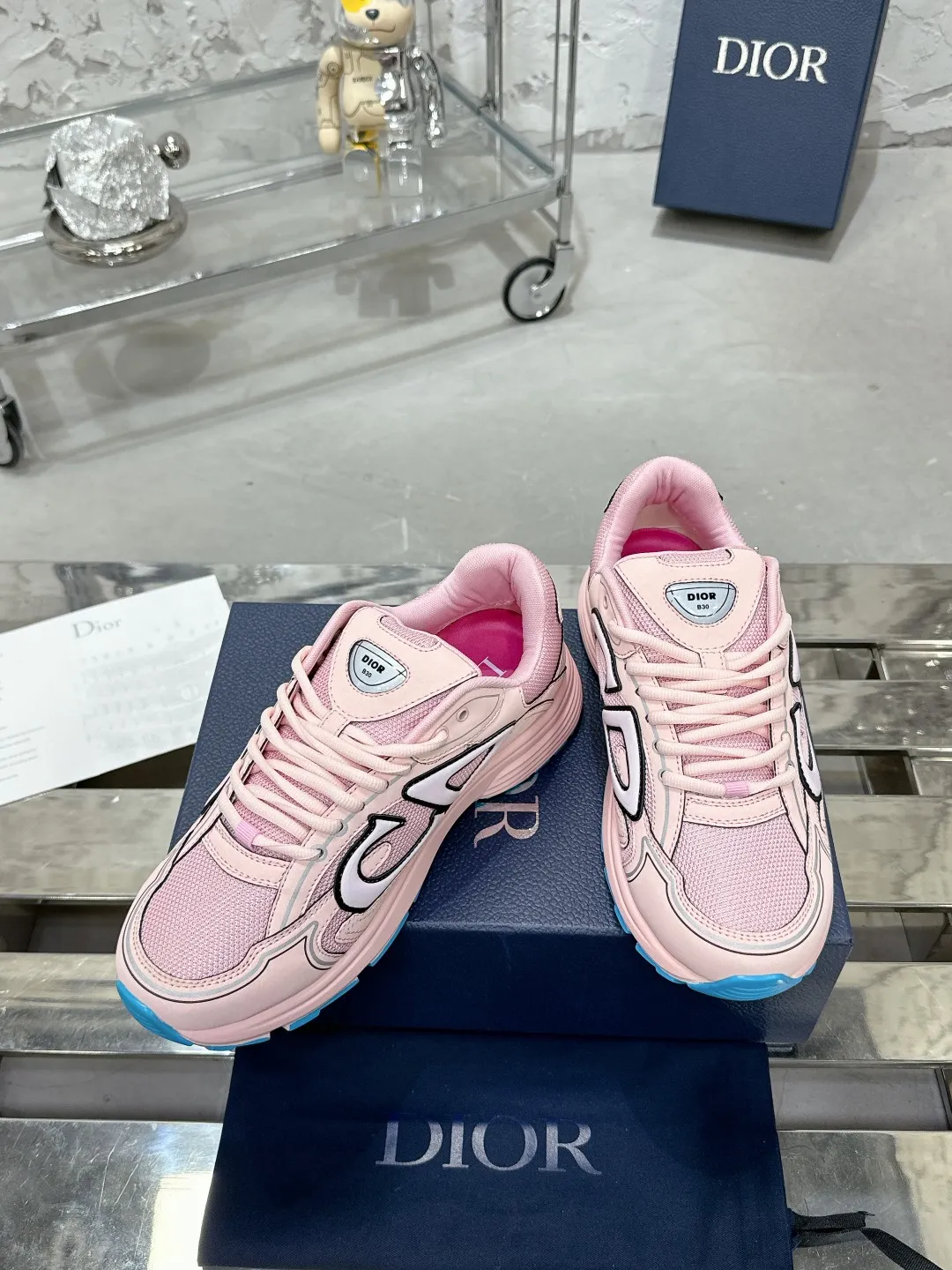 Men's men's shoes 💰600❤️❤️❤️High version Dior Dior's latest color matching B30 series reflective dad sneakers original 17380💰 purchased for development and production Brand new B30 sneakers Dad Shoes style shoes that follow the trend of the retro market The Dior logo on the tongue also indicates that this pair of shoes is the B30 model! B30 uses fine-textured leather and mesh cloth materials to form a shoe body. There are conspicuous letters CD on both sides of the shoe body to indicate identity. Many lines on the shoe body outline details to make the shoes look less monotonous and full of retro flavor. The delivery counter is exquisitely packaged🛍📦 ▪️Fabric: Original customized technical fabric + mesh ▪️Inner lining: Customized breathable lining ▪️Outsole: Original molded IP foam + TPU outsole ▪️Sole thickness: 3.5CM ▪️Size: Women’s size 35-40 / Men’s size 39-46
